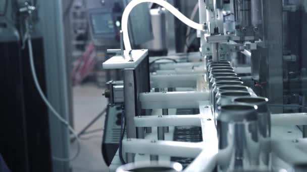 Порожні нові алюмінієві банки для процесу напоїв рухаються на заводській лінії на конвеєрній стрічці машини при виробництві напоїв. концепція промислового бізнесу харчових продуктів та напоїв . — стокове відео