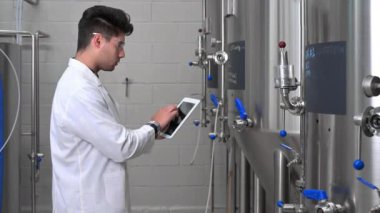 Modern bira fabrikasında çalışmak, veri toplama ve üretim izleme