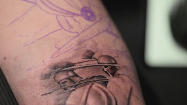 Vista ravvicinata del processo di tatuaggio. Master realizza linee di sagomatura con la sua macchina da rivestimento professionale fatta a mano. — Video Stock
