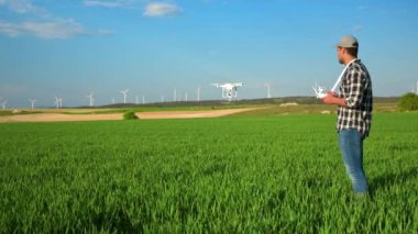 Zeki tarım konsepti, Latin Amerikalı çiftçi güneşli bir günde insansız hava aracı kullanıyor. Tarım alanında yeni teknolojiler kavramı.