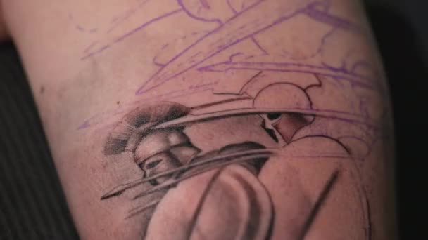 Közelről Egy Spártai Harcos Tetoválásáról Kiváló Minőségű Felvételek — Stock videók