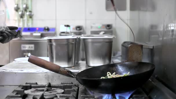 Slow Motion Chef Cookin Wokg Kitchen Restaurant Wok Fire Cooking — Stock Video