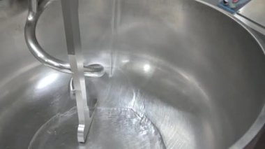 Baker Profesyonel Knting Makinesi 'ne su ekliyor. Yüksek kalite 4k görüntü