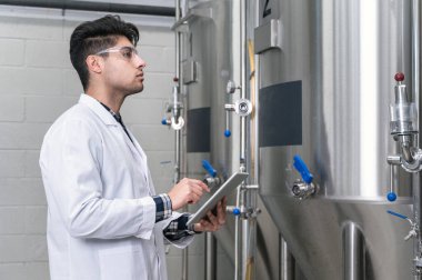 Modern bira fabrikasında çalışmak, veri toplama ve üretim izleme. Yüksek kaliteli fotoğrafçılık