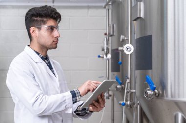 Modern bira fabrikasında çalışmak, veri toplama ve üretim izleme. Yüksek kaliteli fotoğrafçılık.