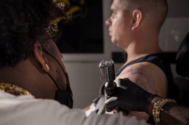 Dövme stüdyosunda vücut sanatı. Yüksek kaliteli fotoğrafçılık