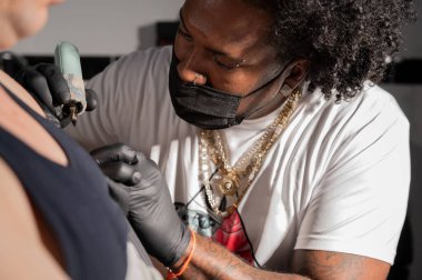 Dövme stüdyosunda vücut sanatı. Yüksek kaliteli fotoğrafçılık