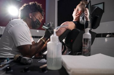 Dövme stüdyosunda vücut sanatı. Yüksek kaliteli fotoğrafçılık