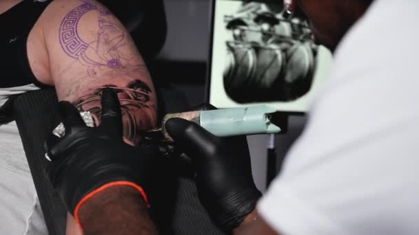一个鞑靼人艺术家在纹身工作室创作身体艺术的电影慢镜头 优质全息高清影片 — 图库视频影像