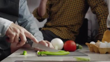 Mutfakta tanınmayan eşcinsel bir çift var. Onlar evde birlikte akşam yemeği pişiriyorlar. Yüksek kalite 4k görüntü