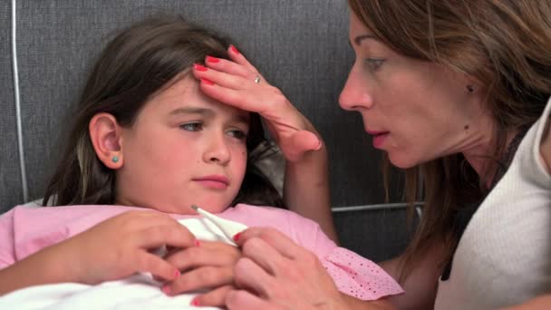 Mutter Misst Temperatur Ihrer Kranken Tochter Krankes Kind Mit Hohem — Stockvideo