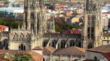 Kastilya ve Leon, İspanya 'daki ünlü Burgos katedralinin yakın görüntüsü. Yüksek kalite 4k görüntü