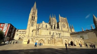 Burgos, İspanya - 18 Ekim 2022: Burgos Katedrali, Burgos, İspanya 'da Saint Mary Katedrali' nin yanındaki meydanda yürüyen insanlar ve turistlerle birlikte. Yüksek kalite 4k görüntü.