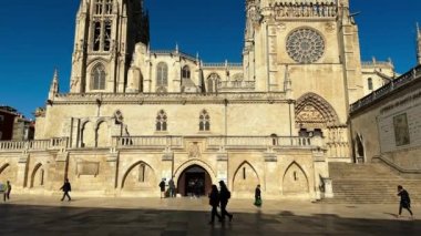Burgos, İspanya - 18 Ekim 2022: Burgos Katedrali, Burgos, İspanya 'da Saint Mary Katedrali' nin yanındaki meydanda yürüyen insanlar ve turistlerle birlikte. Yüksek kalite 4k görüntü.