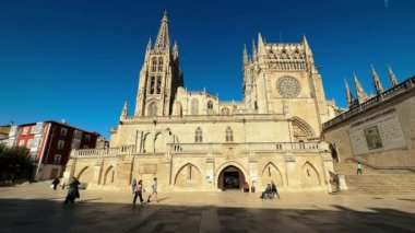 Burgos, İspanya - 18 Ekim 2022: Burgos Katedrali, Burgos, İspanya 'da Saint Mary Katedrali' nin yanındaki meydanda yürüyen insanlar ve turistlerle birlikte. Yüksek kalite 4k görüntü.