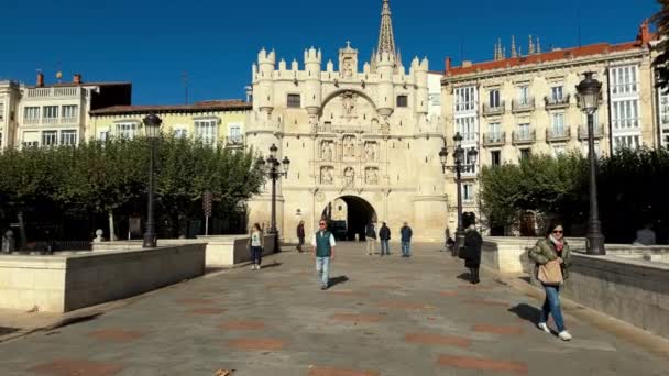 Burgos Spain October 2022 Tourists Walking Arch Santa Maria Medieval — Stock Video