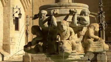 Burgos Katedrali 'ndeki Antik Çeşme, Castilla y Leon, İspanya. Yüksek kalite 4k görüntü