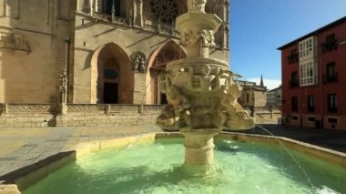 Burgos Katedrali 'ndeki Antik Çeşme, Castilla y Leon, İspanya. Yüksek kalite 4k görüntü