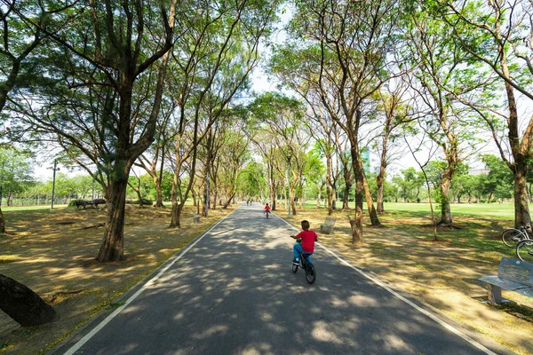 Crianças Adultos Relaxar Andar Bicicleta Feliz Parque Perto Cidade Edifício — Fotografia de Stock