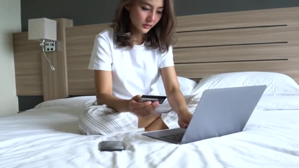 Women Use Credit Card Shopping Online Her Notebook Bed Room — Vídeo de stock