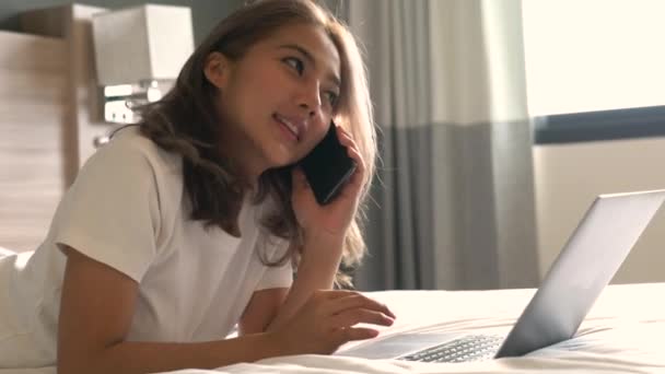 Красивая Азиатская Женщина Длинными Волосами Кровати Отвечает Телефонные Заказы Клиентов — стоковое видео
