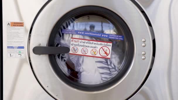 Washing Machines Dirty Laundry Public Coin Laundry Self Service Laundromat — Stockvideo