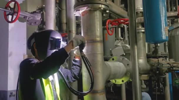 Professional Welder Wears Helmet Working Heavy Industry Process Pipe Welding — Vídeo de stock