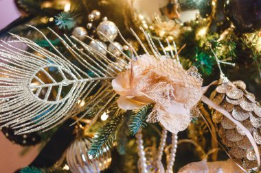 Noel ağacı çiçeklerinin süslemesi çok yakın.