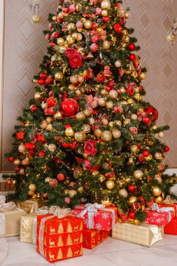 Kapalı alanda kırmızı topları olan zarif bir Noel ağacı. tatil