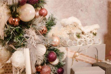 Beyaz ve pembe narin Noel dekoru.