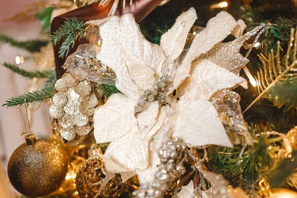 Detalles Decoración Del Árbol Navidad Close Decoration Con Flores — Foto de Stock