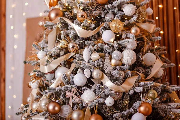 Bolas Blancas Doradas Árbol Navidad — Foto de Stock
