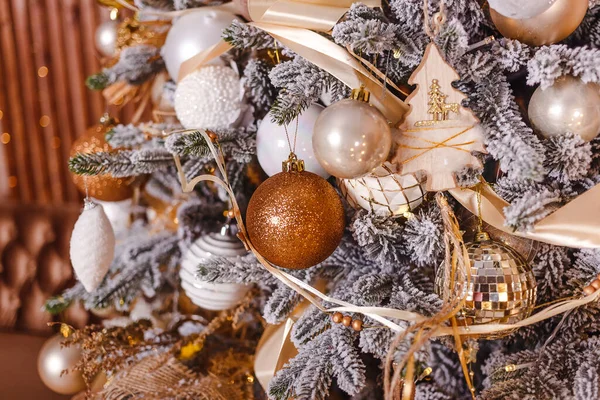 Altın Toplarla Süslenmiş Noel Ağacı Dalları Noel Süsleri Çelenkler — Stok fotoğraf