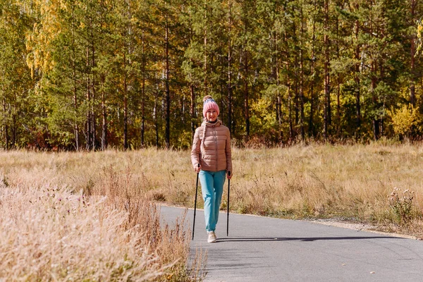 Anziana Sessantenne Abbigliamento Sportivo Impegnata Nordic Walking Con Bastoni Nella — Foto Stock