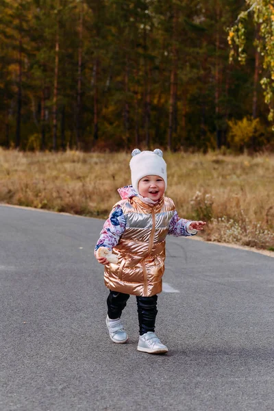 Söt Tvåårig Bebis Vit Hatt Och Guldväst Hösten Promenad — Stockfoto
