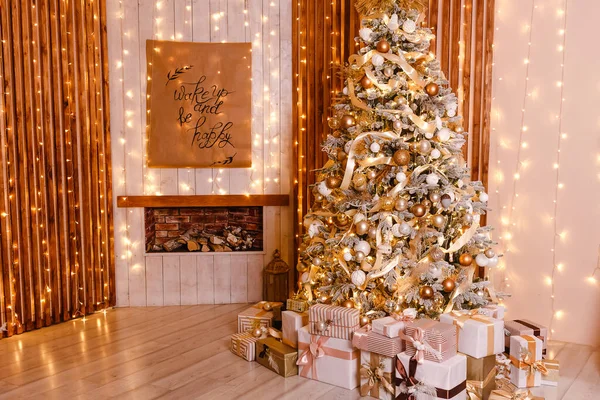 Mooie Kerstboom Gouden Stijl Binnen — Stockfoto
