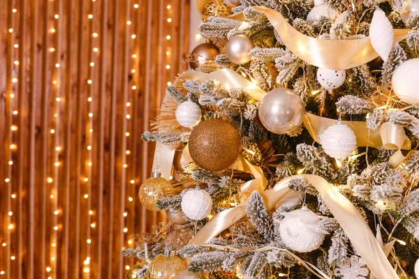 Blanco Oro Bolas Cintas Cuelgan Árbol Navidad Cerca — Foto de Stock