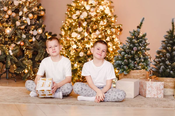 Två Pojkar Vita Shirts Sitter Med Julklappar Barn Vid Jul — Stockfoto