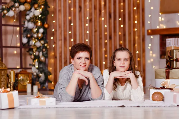 Leende Kvinna Och Tonåring Flicka Ligga Vit Filt För Jul — Stockfoto
