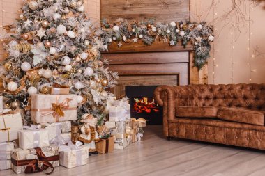 Odada Noel ağacı ve şömine.