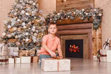 10 yaşında bir çocuk ve Noel hediyesi olan büyük bir kutu.