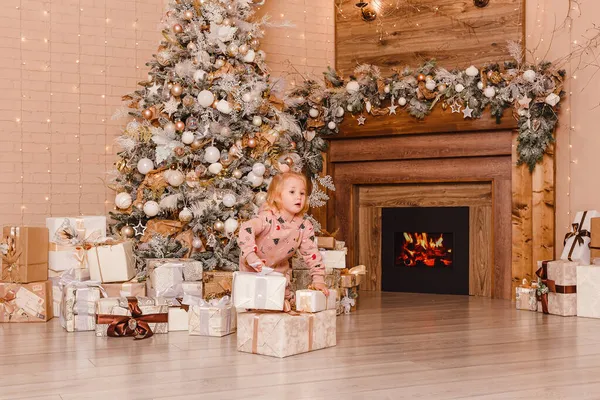 Niña Dos Años Traje Con Estampado Navidad Regalos Bajo Árbol —  Fotos de Stock