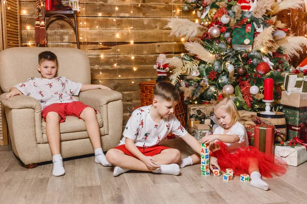 Niños Trajes Navidad Juegan Cerca Del Árbol Navidad Imágenes De Stock Sin Royalties Gratis