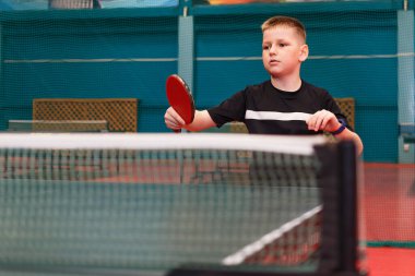 Masa tenisi oynayan çocuk, internetteki fotoğraf..