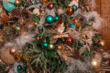 Noel ağacı iplik ve kulaklarla süslenmiş. Noel için kışkırtıcı bir dekor. Orijinal dekor 2022