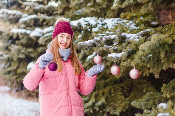 Una Mujer Con Sombrero Chaqueta Rosa Cuelga Bolas Navidad Árbol —  Fotos de Stock