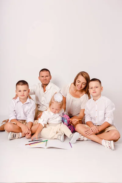 Una Familia Cinco Está Abrazando Sobre Fondo Blanco Niños Dibujan —  Fotos de Stock