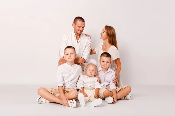Boldog Szülők Három Gyönyörű Gyermek Ölelkeznek Fehér Alapon — Stock Fotó