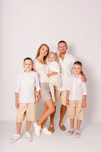 Una Familia Cinco Personas Para Abraza Sobre Fondo Blanco —  Fotos de Stock