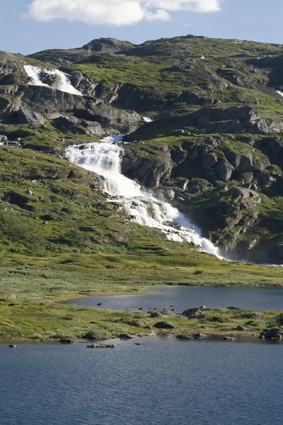 Cascade dans la montagne — Photo